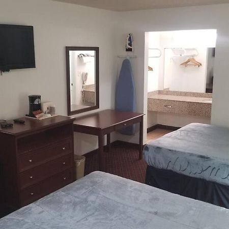 Hotel 2 Queen Beds Hotel Room 222 Wi-Fi Hot Tub Booking Стилуотер Экстерьер фото