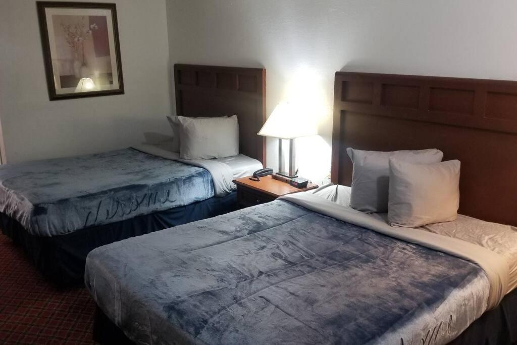 Hotel 2 Queen Beds Hotel Room 222 Wi-Fi Hot Tub Booking Стилуотер Экстерьер фото