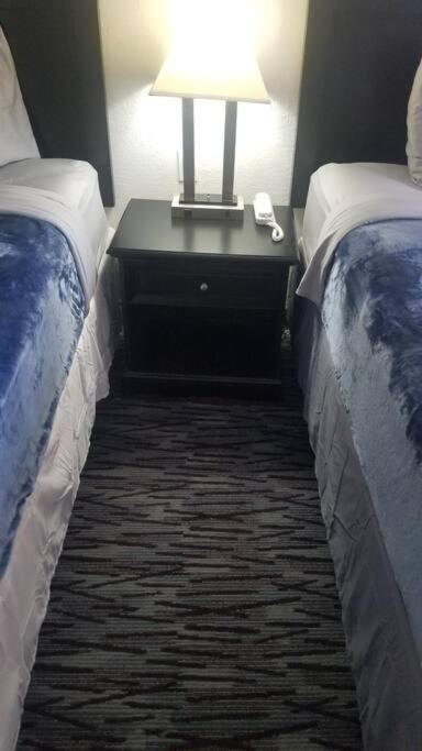 Hotel 2 Queen Beds Hotel Room 222 Wi-Fi Hot Tub Booking Стилуотер Экстерьер фото